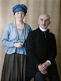 Bergson with his daughter, Jeanne, in 1917. Autochrome by Auguste Léon