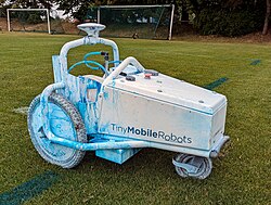 Previously, the lines were chalked by hand with a simple chalk machine, nowadays a programmable robot is used that draws all the lines on its own with spray paint.