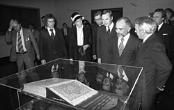 King Hussein and Queen Nūr were shown around the Museum of Islamic Art in Dahlem by Director Klaus Brisch (foreground right) led (6 November 1978)