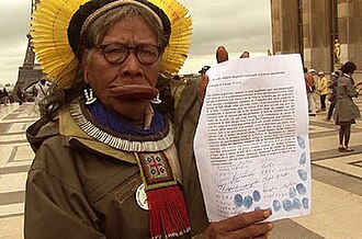 Chief Raoni in Paris with his petition against Belo Monte Dam.