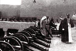 Ibn Saud alongside captured weapons from the Rashidi Emirate after its surrender during the Ha'il campaign of 1921