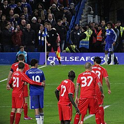 Liverpool (red) players prepare to defend a Chelsea (blue) corner.
