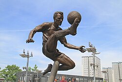 Bergkamp statue outside the Emirates Stadium