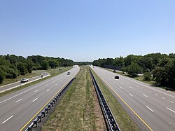 View south along Interstate 295 from Route 31 in Hopewell Township. The interchange with the cancelled Somerset Freeway would have been located in the distance where the median between the northbound and southbound roadways widens and becomes wooded