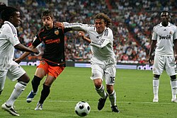 Heinze playing with Real Madrid against Valencia in 2009