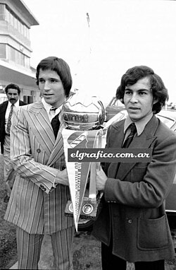 Daniel Bertoni (left) and Ricardo Bochini with the Intercontinental trophy won in 1973 v Juventus