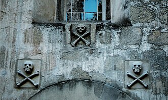Actual skulls and crossbones were often used to mark the entrances to Spanish cemeteries (campos santos). Here, at Mission Santa Barbara, stone carvings were substituted.