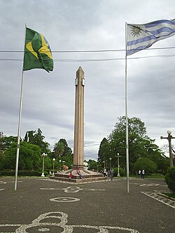 Cross-border example of twin cities: Plaza Internacional of the Frontera de la Paz. On the left, Santana do Livramento (Brazil); on the right, Rivera (Uruguay).