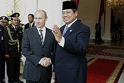 Yudhoyono meeting Russian President Vladimir Putin to sign a defence deal in Jakarta, September 2007