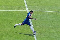 Fernández taking a kick at the start of the FIFA Club World Cup final