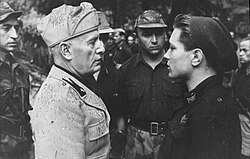 The head of the Italian Social Republic, Benito Mussolini, with a soldier in 1944