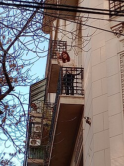 Fernández de Kirchner waving to her supporters at San José 1111, during her house arrest since June 10, 2025
