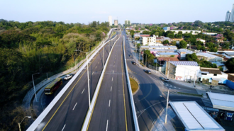Road corridor of the Botanical Garden (left); on the right, the Jade Park towers are shown