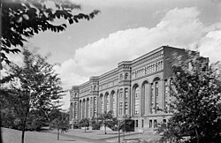The museum's western façade facing Philosopher's Walk in 1922