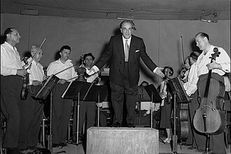 Villa-Lobos at the end of a concert in Tel Aviv, 1952