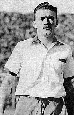Di Stéfano with the Huracán shirt. He played with the club in 1946