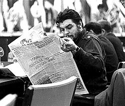 Che reading La Nación.
