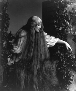 Mary Garden, the interpreter of the premiere, in a representation of Pelléas et Mélisande in 1908