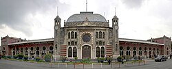 The Sirkeci Railway Station in Istanbul (1888–1890), designed in Orientalist style[196]