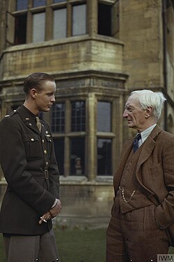 Beveridge talking to an American fighter pilot hospitalised at University College, Oxford during the Second World War