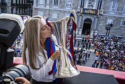 Putellas with the 2022–23 Champions League trophy and fans at Plaça Sant Jaume