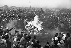 Cremation of Mahatma Gandhi at Rajghat, 31 January 1948. It was attended by Jawaharlal Nehru, Louis and Edwina Mountbatten, Maulana Azad, Rajkumari Amrit Kaur, Sarojini Naidu and other national leaders. His son Devdas Gandhi lit the pyre.[216]