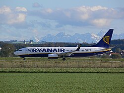 Ryanair Boeing 737–800 at Memmingen Airport with the Bavarian Alps visible in the background