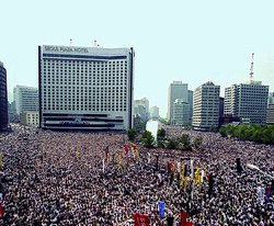 In the 1987 June Struggle, millions of people gathered around Seoul Plaza for a memorial of Lee Han-yeol, who died fighting for South Korea's democratization from the Fifth Republic.