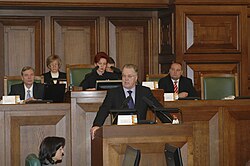 Guntis Ulmanis speaking from the Saeima podium during the parliamentary foreign policy debates in 2014