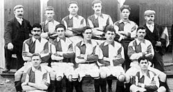 Football team of 1903, wearing the squared red and white shirt