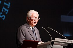 Tan speaking at the "International Evening" at the 2012 Lindau Nobel Laureate Meeting