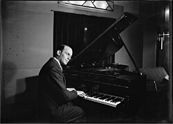 Ces Morrison at the piano circa 1930 from the Tom Lennon collection, courtesy of the Powerhouse Museum