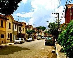 In the new neighborhoods follow up to infinite Italians houses, with balustrades, mantels, decorations in stucco and colorful symbolic figurines. Lonis-Albert Gaffrée, a French priest in São Paulo (1911).[42] Photo of Mooca.