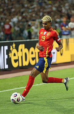 Yamal playing for Spain in 2025