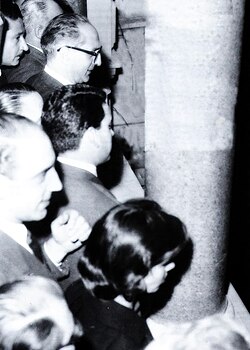 Frondizi observes the student protests from the balcony of the pink house, with their slogans "Secular or free."