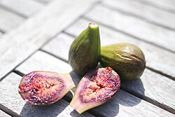Whole figs and sliced fig halves