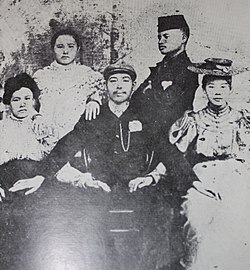 Tuan Lebeh (seated, in the middle), the Long Raya or Raja Muda (crown prince) of the Kingdom of Reman in 1899. The State of Reman was abolished by the Rattanakosin Kingdom alongside various other Patani Malay kingdoms that revolted for independence in the early 1902 including Pattani, Saiburi, Nongchik, Yaring, Yala, Legeh and Teluban.