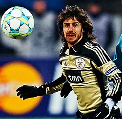 Aimar playing for Benfica in 2012