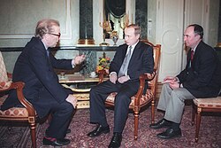 Frost interviewing Vladimir Putin for the BBC's Breakfast with Frost in March 2000