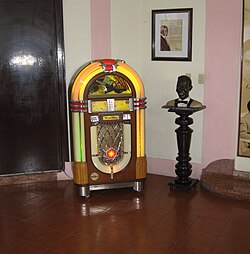 A bust of Nat King Cole in the Hotel Nacional de Cuba