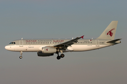 A Qatar Airways Airbus A320-200 in the old livery