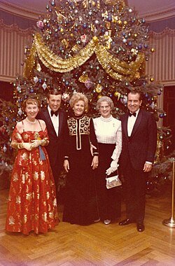 Frost with US president Richard Nixon, Pat Nixon, Mamie Eisenhower, and Mona Frost in 1970