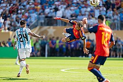 Challenge that resulted in a second yellow for Enzo Fernández