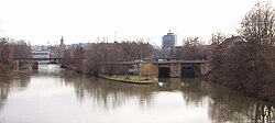 Mouth of the Heilbronner Wilhelmskanal (right) into the side arm Heilbronn (old neckar) (left). The canal made the Neckar continuously navigable in 1821. The lock with the bridge is from 1884.