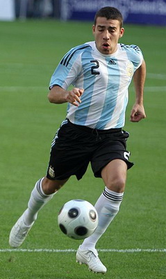 Otamendi playing for Argentina in 2009.