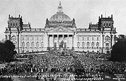 Demonstration against the treaty in front of the Reichstag