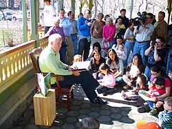 Lithgow reading a book to children in 2007
