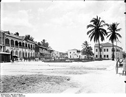 A streetscape photo of Dar es Salaam taken by Walther Dobbertin, c. 1906-1918