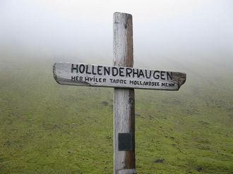 "HOLLENDERHAUGEN. HER HVILER TAPRE HOLLANDSKE MENN." Old cross on the grave of seven Dutchmen, reading "The Dutch men's hill. Here rest brave Dutch men".