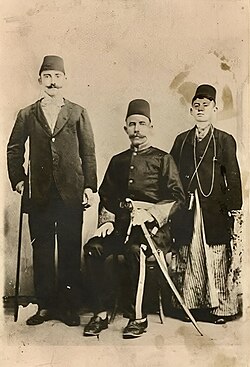 Hanne Safar (center)